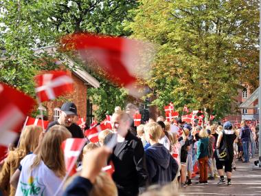 5. årgang danner flagalle for børnehaveklasserne.